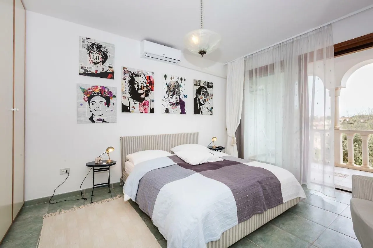 בית הארחה וולי לוסיניי Villa Alma